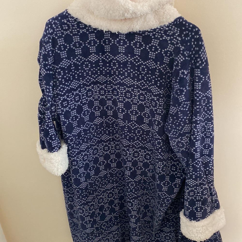 NEVER WORN ROBE - Picture 2 of 2